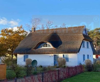 Exklusives Reetdach Ferienhaus in Glowe – nur 400 m zum Strand | provisionsfrei