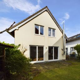 Familienfreundlich und freistehend mit pflegeleichtem Garten!