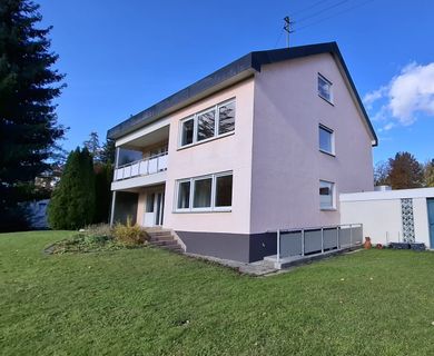 Erdgeschoßwohnung mit Südterrasse, großem Gartenanteil und Garage