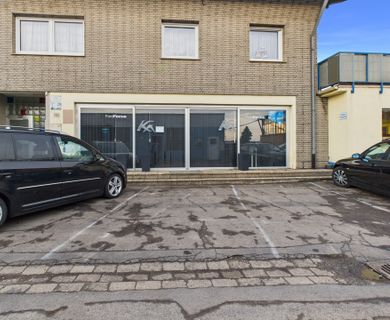 Ebenerdige Gewerbefläche in Binsfeld auf einem KFZ-Grundstück und zwei Parkplätzen.