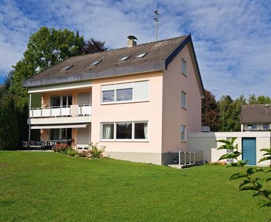 Erdgeschoßwohnung mit Südterrasse, großem Gartenanteil und Garage