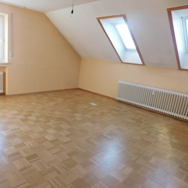 Helle Dachgeschoßwohnung mit Balkon