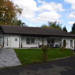 Exklusive Villa im Landhausstil nähe Alsfeld mit großen Garten, Wiese. Zwei Wohnungen! Neue Heizung!