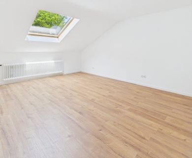 Hell und modern: Vollständig renovierte Dachgeschosswohnung in attraktiver Lage