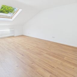 Hell und modern: Vollständig renovierte Dachgeschosswohnung in attraktiver Lage