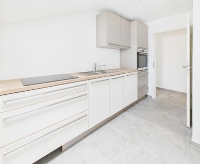 Hell und modern: Vollständig renovierte Dachgeschosswohnung in attraktiver Lage