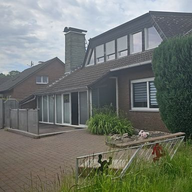 Erdgeschosswohnung mit großem sonnigen Garten im Dichterviertel !!!