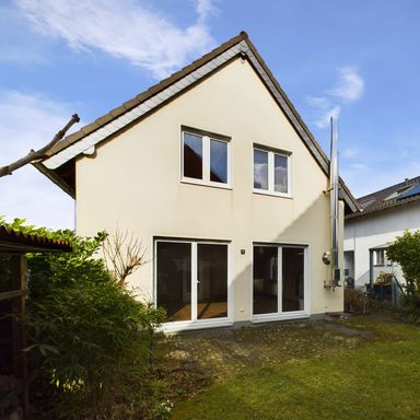 Familienfreundlich und freistehend mit pflegeleichtem Garten!