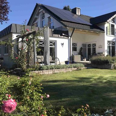Stilvolles Haus mit Nahwärmeversorgung und Photovoltaikanlage