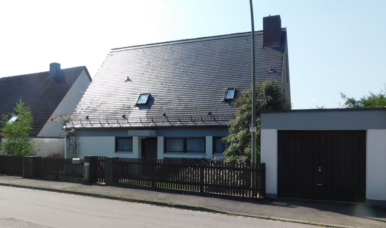 Ansicht mit Garage