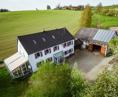 Haus mit Scheune-Süd-Ostansicht