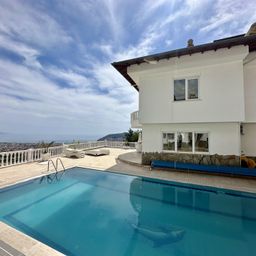 Luxusvilla in Alanya-Tepe mit Panoramablick auf Meer und Burg