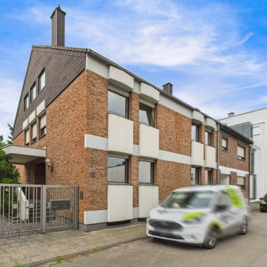 Repräsentatives Mehrfamilienhaus mit Gewerbeeinheit auf parkähnlichem Grundstück!