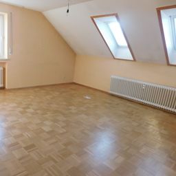 Helle Dachgeschoßwohnung mit Balkon