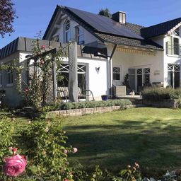 Stilvolles Haus mit Nahwärmeversorgung und Photovoltaikanlage