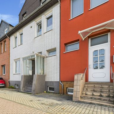 Teilvermietetes Zweifamilienhaus in zentraler Lage!