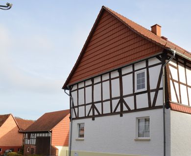 Ein schönes 2-Familienhaus in bester Lage! Ideal für Familie mit Kindern! Pferdehaltung möglich! Ruhige Lage!