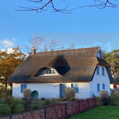 Exklusives Reetdach Ferienhaus in Glowe – nur 400 m zum Strand | provisionsfrei