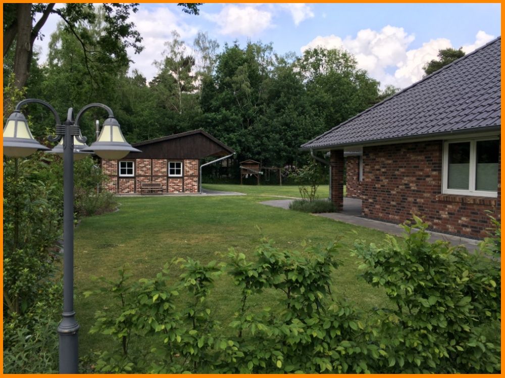 Blick auf Haus und Remise