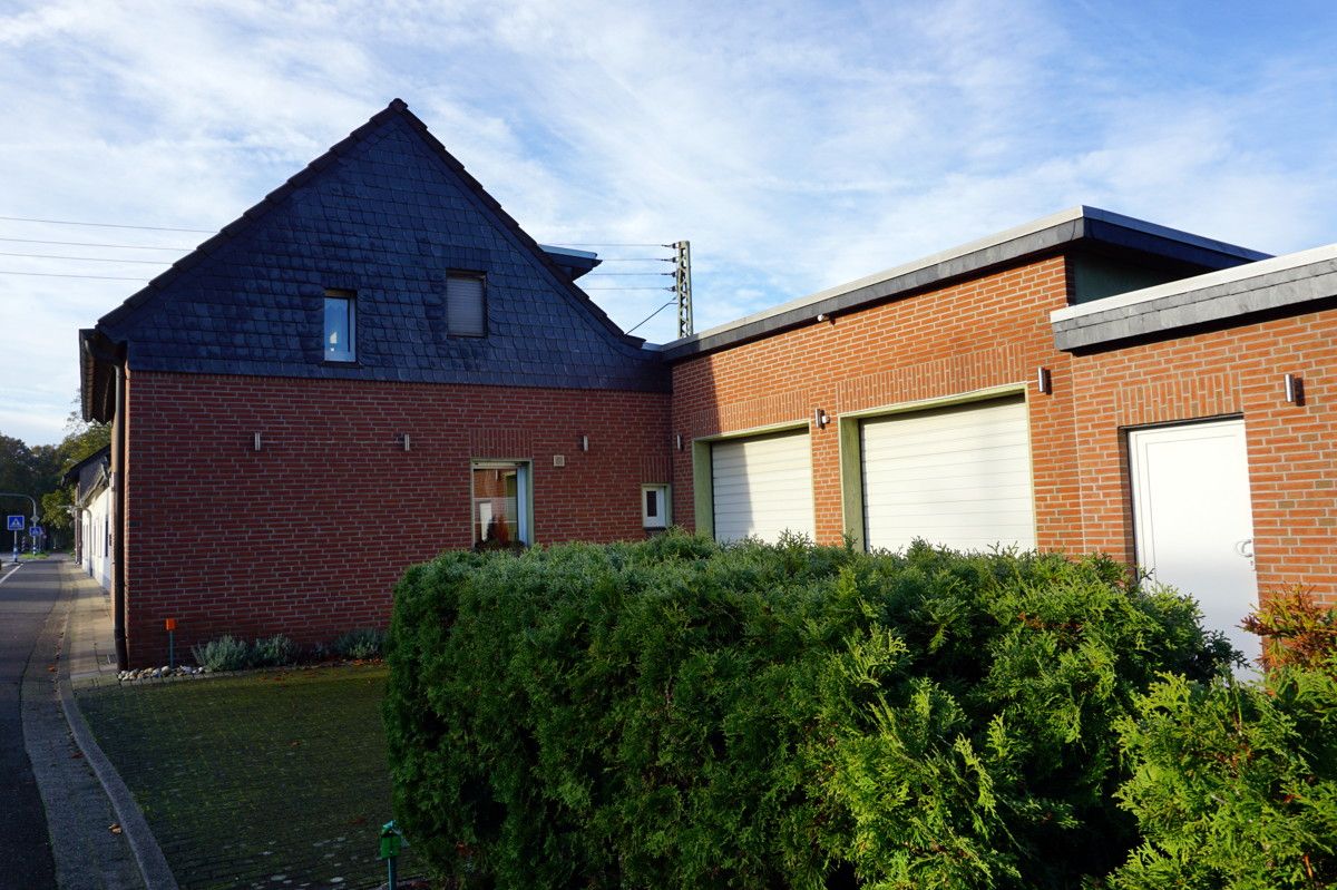 Seitlicher Blick auf die Straßenfront