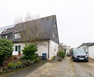 Doppelhaushälfte mit Renovierungspotenzial !!