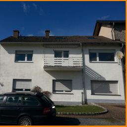 schöne 3-4 Zimmerwohnung mit Balkon im Außenbereich !