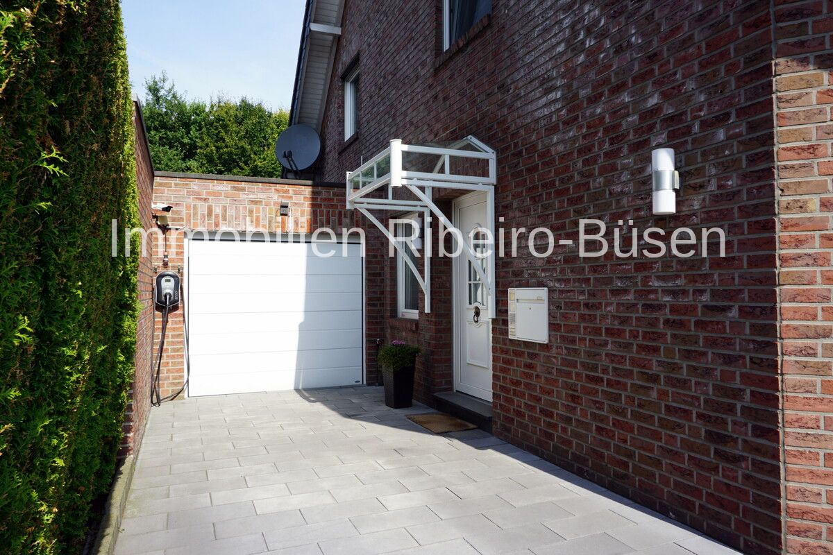 Hauseingang mit Garage und Wallbox