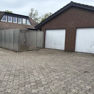 Erdgeschosswohnung mit großem sonnigen Garten im Dichterviertel !!!