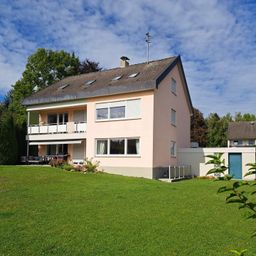 Erdgeschoßwohnung mit Südterrasse, großem Gartenanteil und Garage