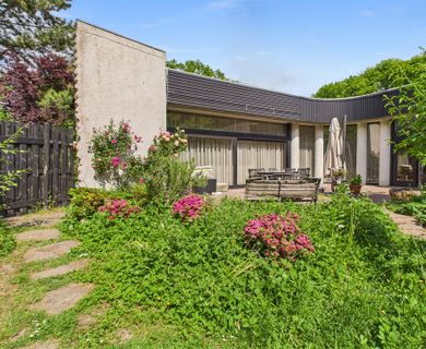 Individuelles Wohnen im 
Wohntrakt einer ehemaligen Fabrikantenvilla in Langenbroich!
