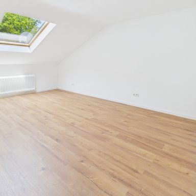 Hell und modern: Vollständig renovierte Dachgeschosswohnung in attraktiver Lage