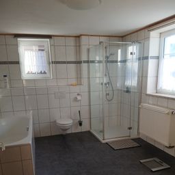 Ein schönes 2-Familienhaus in bester Lage! Ideal für Familie mit Kindern! Pferdehaltung möglich!