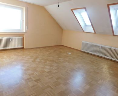 Helle Dachgeschoßwohnung mit Balkon