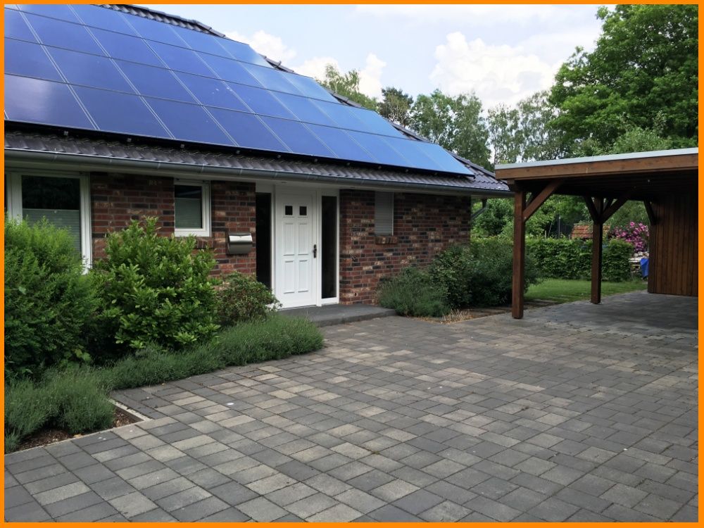 Hauseingang mit Doppelcarport