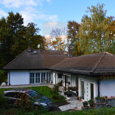Exklusive Villa im Landhausstil nähe Alsfeld mit großen Garten, Wiese. Zwei Wohnungen! Neue Heizung!
