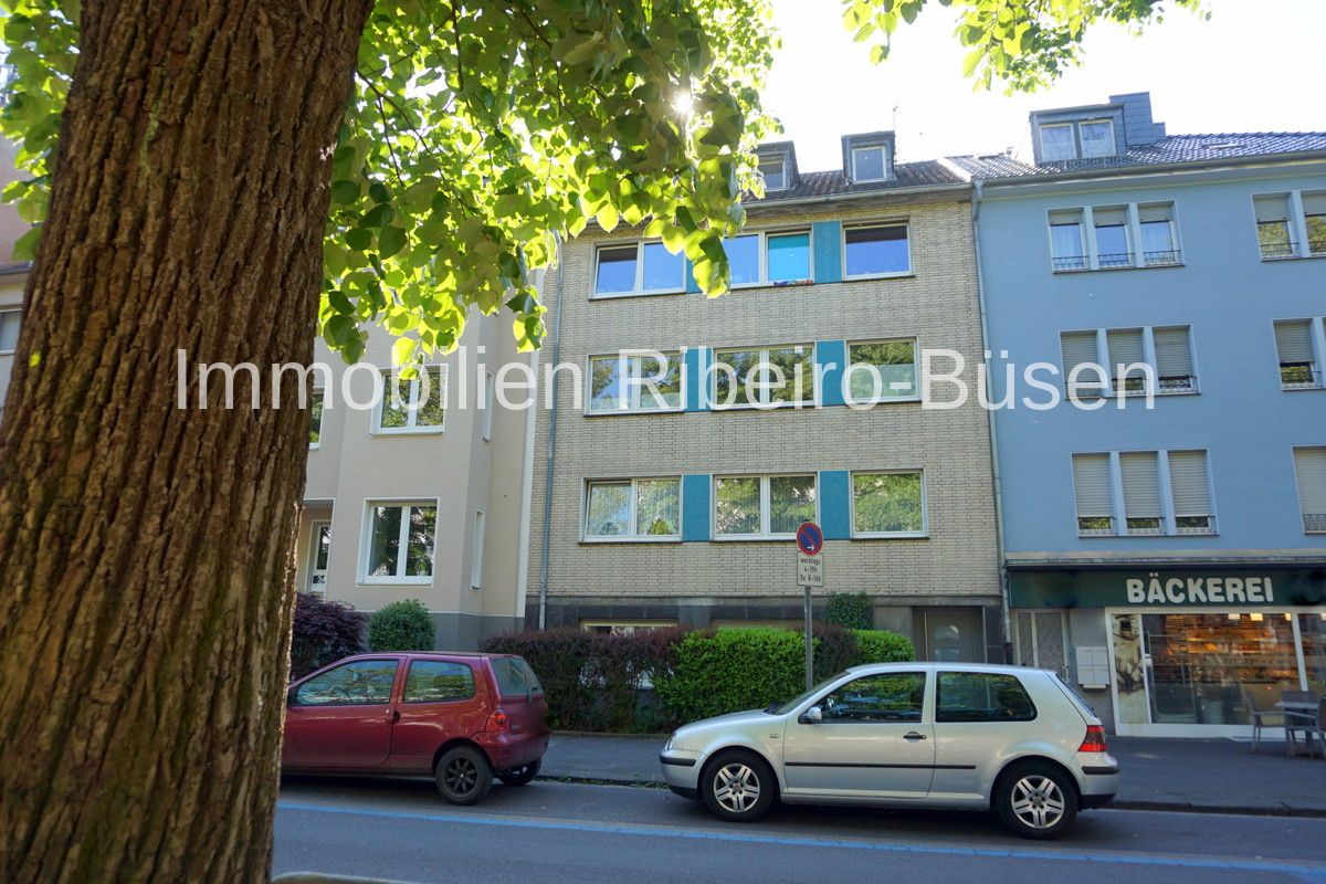 Die Straßenfront