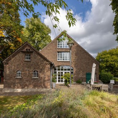 Repräsentatives Landhaus mit Reitplatz zu verkaufen