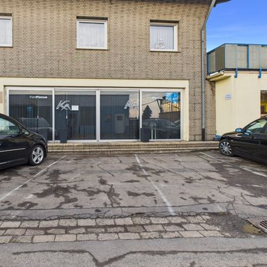 Ebenerdige Gewerbefläche in Binsfeld auf einem KFZ-Grundstück und zwei Parkplätzen.