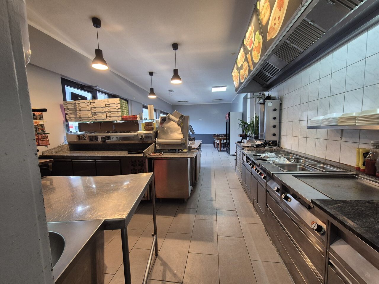 Gastraum und Thekenbereich