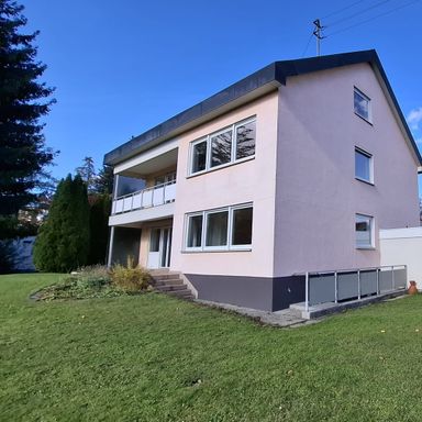 Erdgeschoßwohnung mit Südterrasse, großem Gartenanteil und Garage