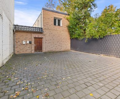 Solide Kapitalanlage 
– Haus mit drei kleinen Wohneinheiten und 3 Stellplätzen