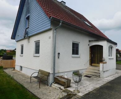 RESERVIERT : Haus (teilsaniert) mit 2 großen Garagen – Garten mit Schwimmbecken