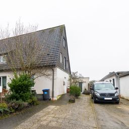 Doppelhaushälfte mit Renovierungspotenzial !!