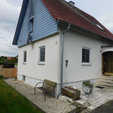 Preisupdate : Haus (teilsaniert) mit 2 großen Garagen – Garten mit Schwimmbecken