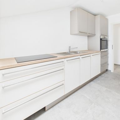 Hell und modern: Vollständig renovierte Dachgeschosswohnung in attraktiver Lage