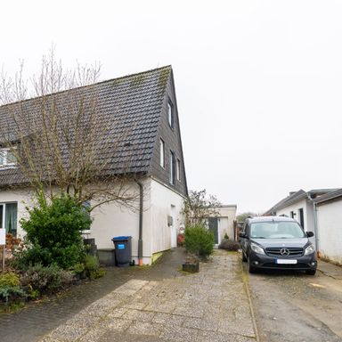 Doppelhaushälfte mit Renovierungspotenzial !!