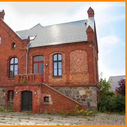 Ehemaliger Gutshof mit Herrenhaus, Mühlengebäude, Scheunen und Ställen