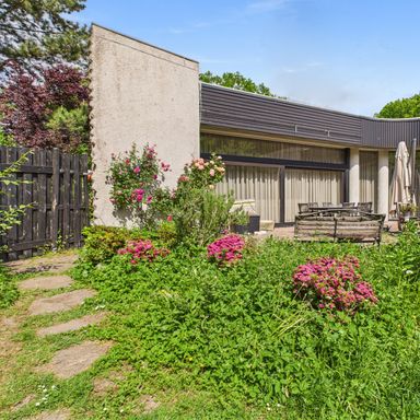Individuelles Wohnen im 
Wohntrakt einer ehemaligen Fabrikantenvilla in Langenbroich!
