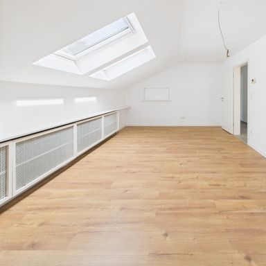 Hell und modern: Vollständig renovierte Dachgeschosswohnung in attraktiver Lage