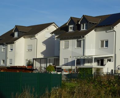 Doppelhaushälfte in Erlensee! Top Lage! Top Zustand!
nähe Frankfurt, ideal für Fam. mit 2 Kindern.